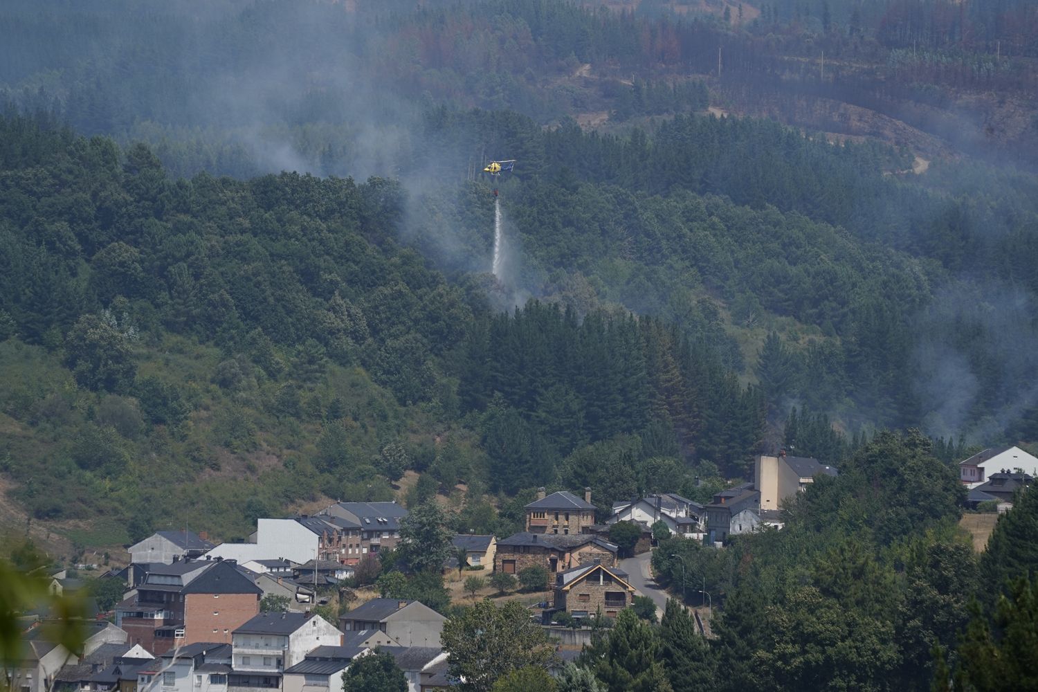 Varios helicópteros participan en la extinción de un incendio en Vega de Espinareda | Foto: César Sánchez, ICAL