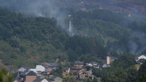 Varios helicópteros participan en la extinción de un incendio en Vega de Espinareda | Foto: César Sánchez, ICAL