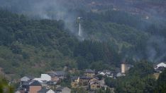 Varios helicópteros participan en la extinción de un incendio en Vega de Espinareda | Foto: César Sánchez, ICAL