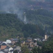 Varios helicópteros participan en la extinción de un incendio en Vega de Espinareda | Foto: César Sánchez, ICAL
