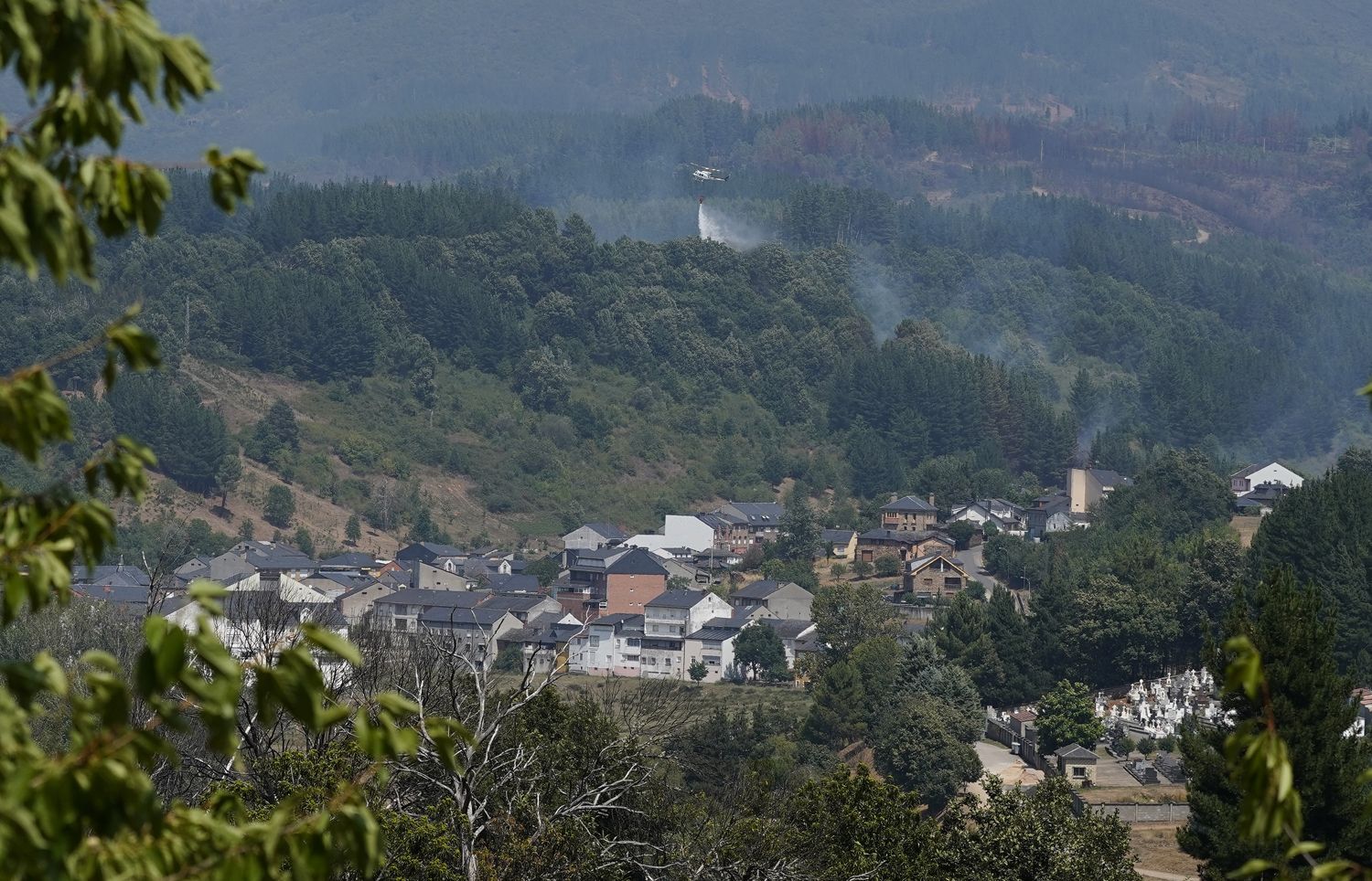 Varios helicópteros participan en la extinción de un incendio en Vega de Espinareda (7) | Foto: César Sánchez, ICAL