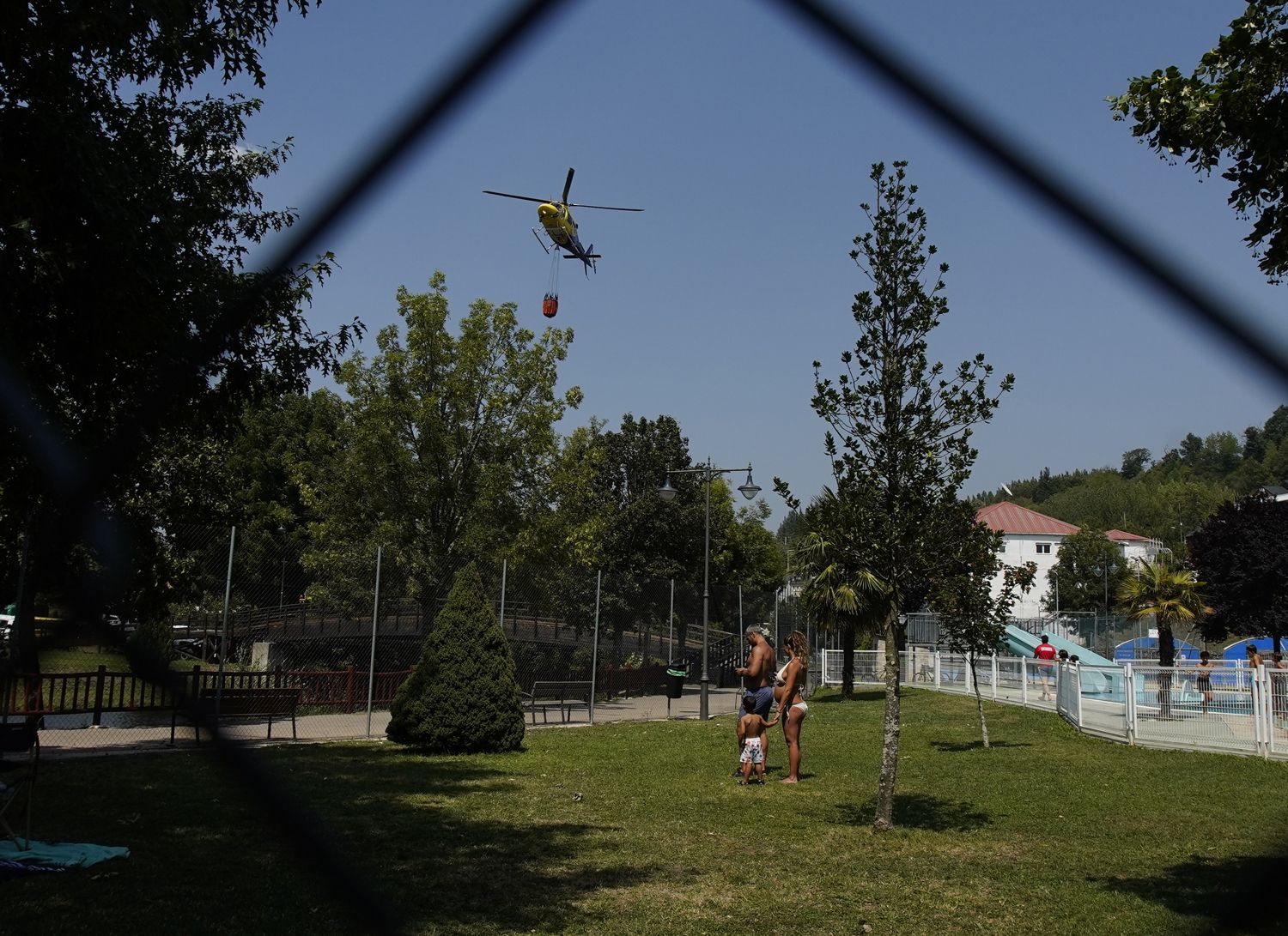 Varios helicópteros participan en la extinción de un incendio en Vega de Espinareda (8) | Foto: César Sánchez, ICAL