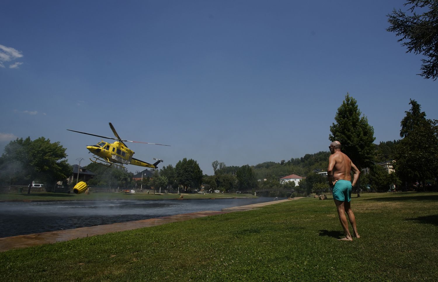 Varios helicópteros participan en la extinción de un incendio en Vega de Espinareda (9) | Foto: César Sánchez, ICAL