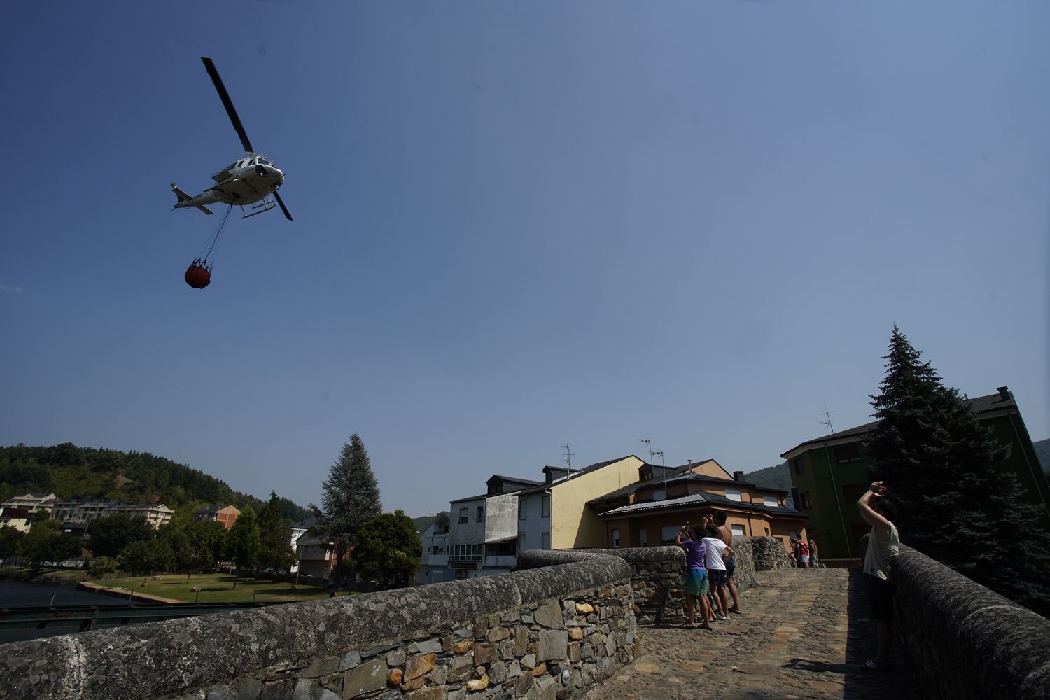 Varios helicópteros participan en la extinción de un incendio en Vega de Espinareda (10) | Foto: César Sánchez, ICAL