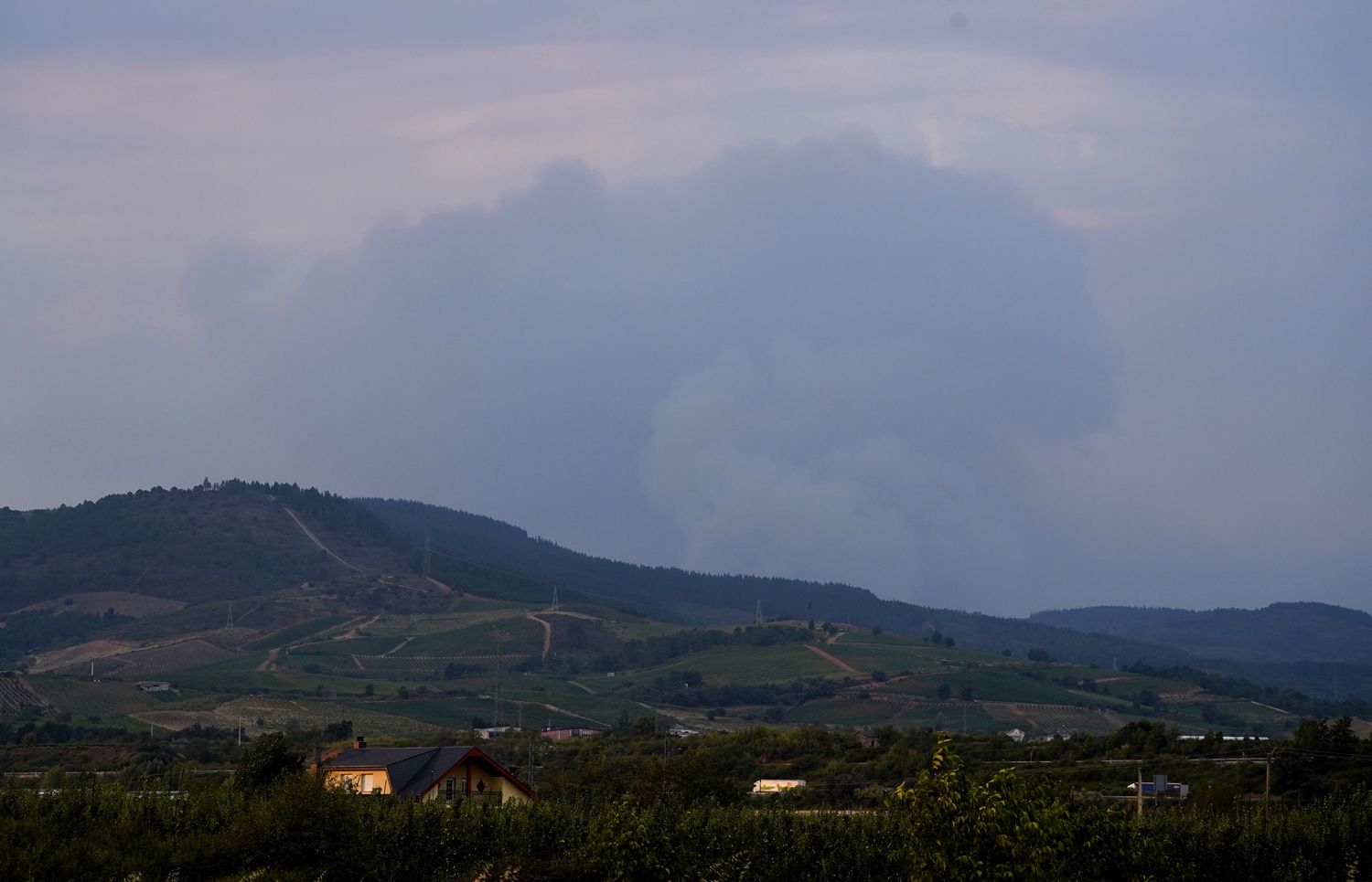 Incendio en Veguellina, perteneciente al municipio de Villafranca del Bierzo(2) | Foto: César Sánchez, ICAL Incendio en Veguellina, perteneciente al municipio de Villafranca del Bierzo(2) | Foto: César Sánchez, ICAL