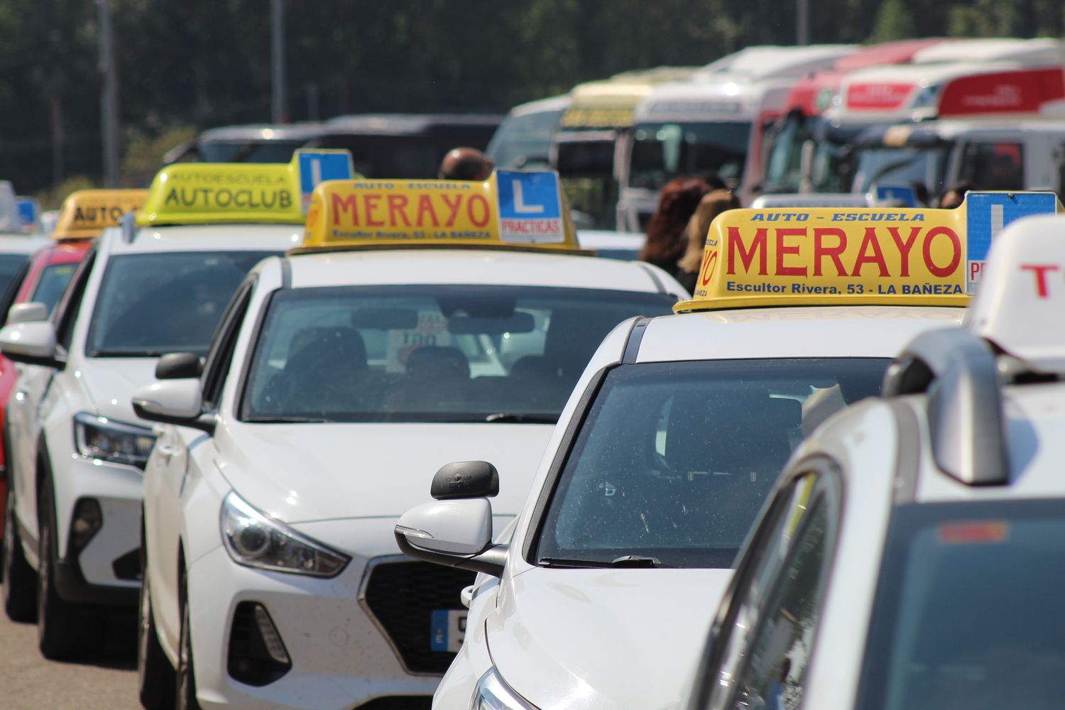 Las autoescuelas de la provincia de León salen a la calle para denunciar la falta de examinadores de tráfico | José MArtín Las autoescuelas de la provincia de León salen a la calle para denunciar la falta de examinadores de tráfico | José MArtín
