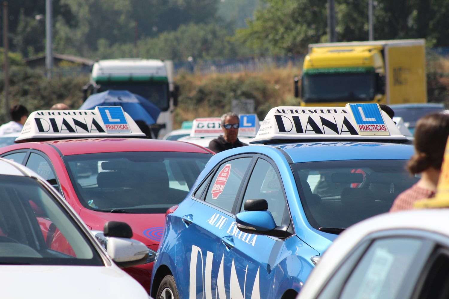Las autoescuelas de la provincia de León salen a la calle para denunciar la falta de examinadores de tráfico | José MArtín Las autoescuelas de la provincia de León salen a la calle para denunciar la falta de examinadores de tráfico | José MArtín