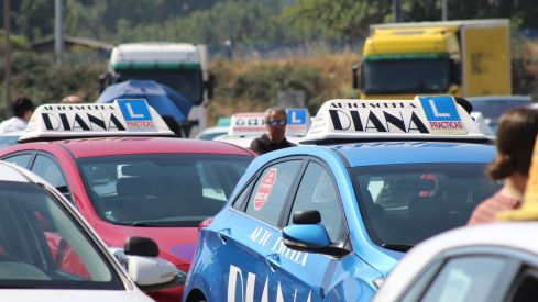 Las autoescuelas de la provincia de León salen a la calle para denunciar la falta de examinadores de tráfico | José MArtín