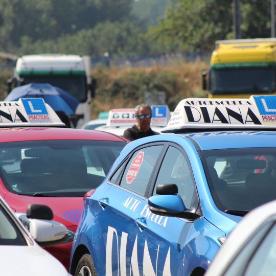 Las autoescuelas de la provincia de León salen a la calle para denunciar la falta de examinadores de tráfico | José MArtín Las autoescuelas de la provincia de León salen a la calle para denunciar la falta de examinadores de tráfico | José MArtín