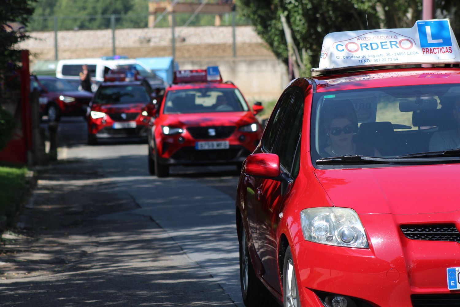 Las autoescuelas de la provincia de León salen a la calle para denunciar la falta de examinadores de tráfico | José MArtín Las autoescuelas de la provincia de León salen a la calle para denunciar la falta de examinadores de tráfico | José MArtín