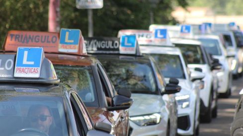 Las autoescuelas de la provincia de León salen a la calle para denunciar la falta de examinadores de tráfico | Foto: José Martín, InfoLeón Las autoescuelas de la provincia de León salen a la calle para denunciar la falta de examinadores de tráfico | Foto: José Martín, InfoLeón