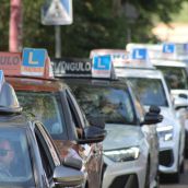 Las autoescuelas de la provincia de León salen a la calle para denunciar la falta de examinadores de tráfico | Foto: José Martín, InfoLeón