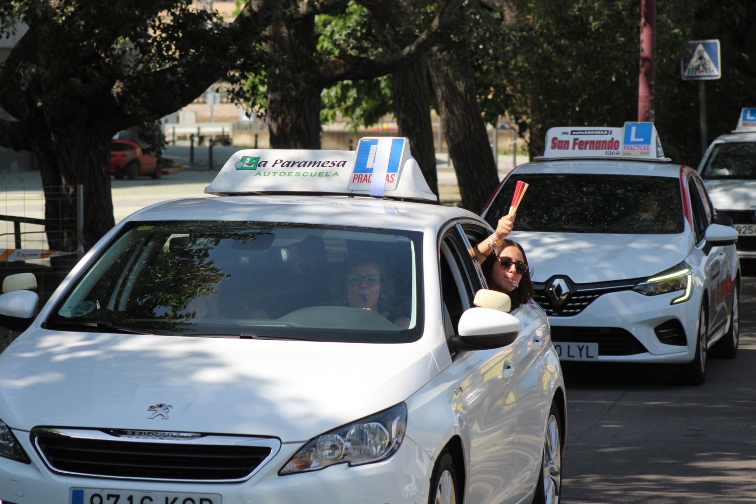 Las autoescuelas de la provincia de León salen a la calle para denunciar la falta de examinadores de tráfico | José MArtín Las autoescuelas de la provincia de León salen a la calle para denunciar la falta de examinadores de tráfico | José MArtín