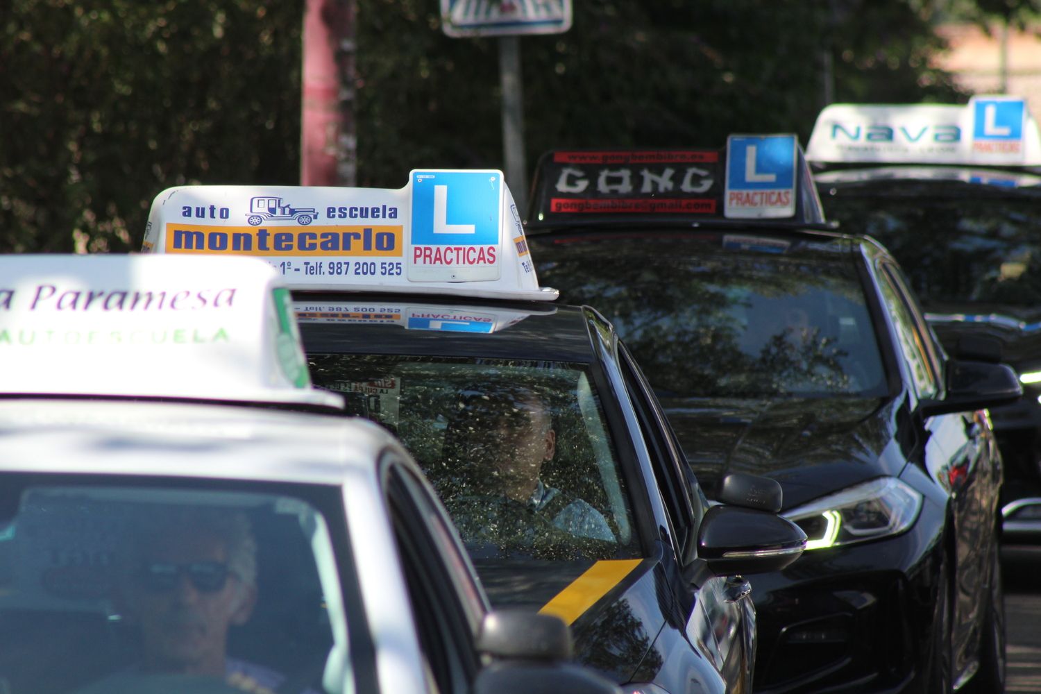 Las autoescuelas de la provincia de León salen a la calle para denunciar la falta de examinadores de tráfico | José MArtín Las autoescuelas de la provincia de León salen a la calle para denunciar la falta de examinadores de tráfico | José MArtín