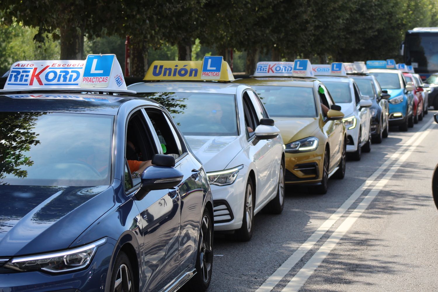 Las autoescuelas de la provincia de León salen a la calle para denunciar la falta de examinadores de tráfico | José MArtín Las autoescuelas de la provincia de León salen a la calle para denunciar la falta de examinadores de tráfico | José MArtín