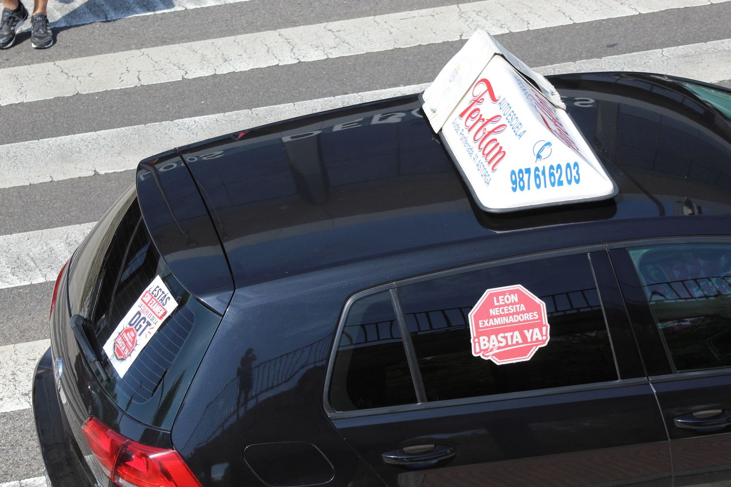 Las autoescuelas de la provincia de León salen a la calle para denunciar la falta de examinadores de tráfico | José MArtín Las autoescuelas de la provincia de León salen a la calle para denunciar la falta de examinadores de tráfico | José MArtín