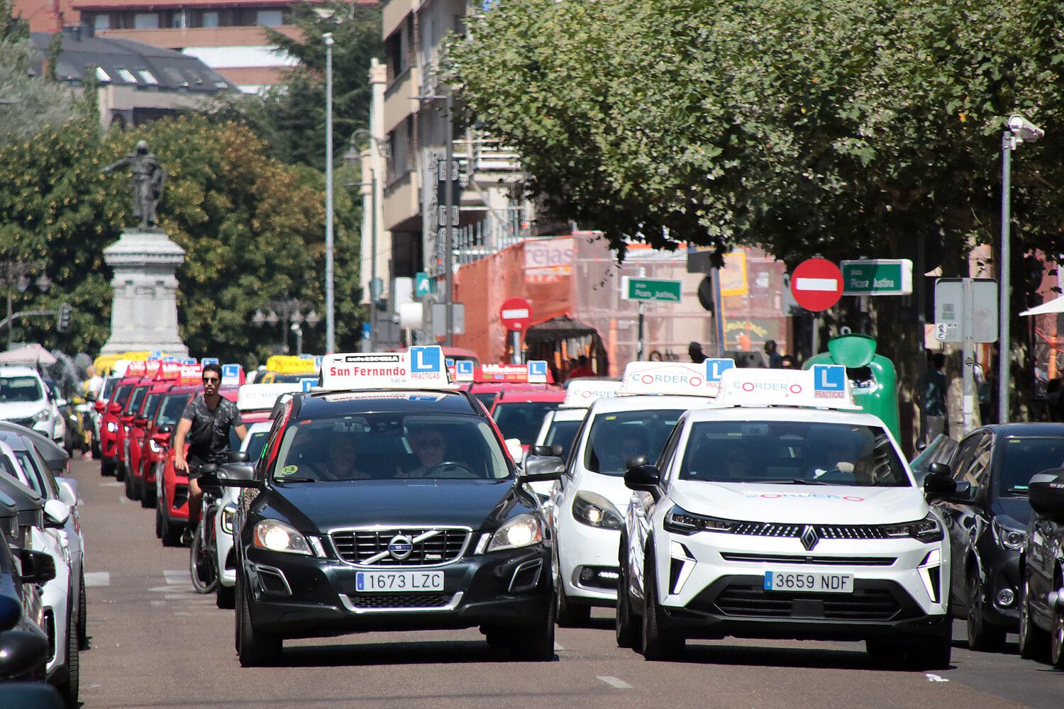 Las autoescuelas de la provincia de León salen a la calle para denunciar la falta de examinadores de tráfico | Peio García / ICAL Las autoescuelas de la provincia de León salen a la calle para denunciar la falta de examinadores de tráfico | Peio García / ICAL