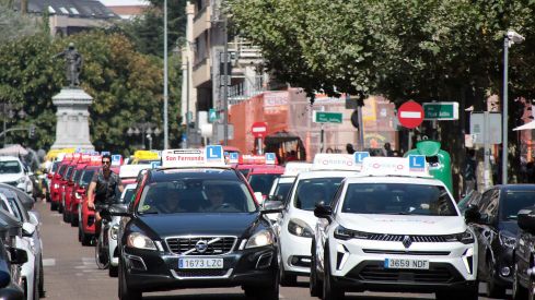 Las autoescuelas de la provincia de León salen a la calle para denunciar la falta de examinadores de tráfico | Peio García / ICAL