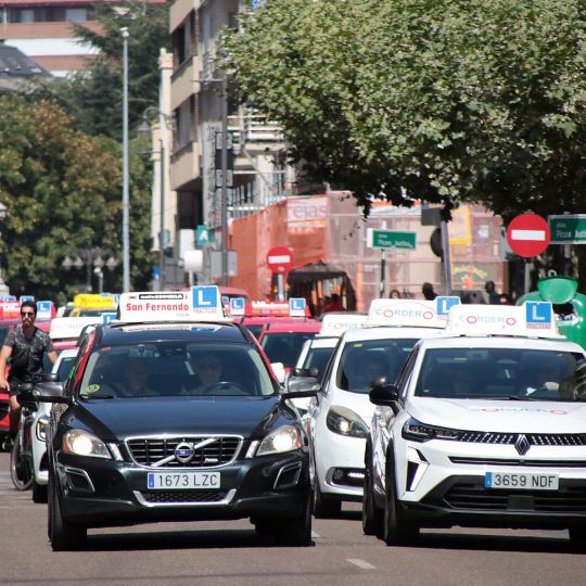 Las autoescuelas de la provincia de León salen a la calle para denunciar la falta de examinadores de tráfico | Peio García / ICAL