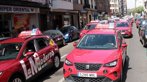 Las autoescuelas de la provincia de León salen a la calle para denunciar la falta de examinadores de tráfico | Peio García / ICAL Las autoescuelas de la provincia de León salen a la calle para denunciar la falta de examinadores de tráfico | Peio García / ICAL