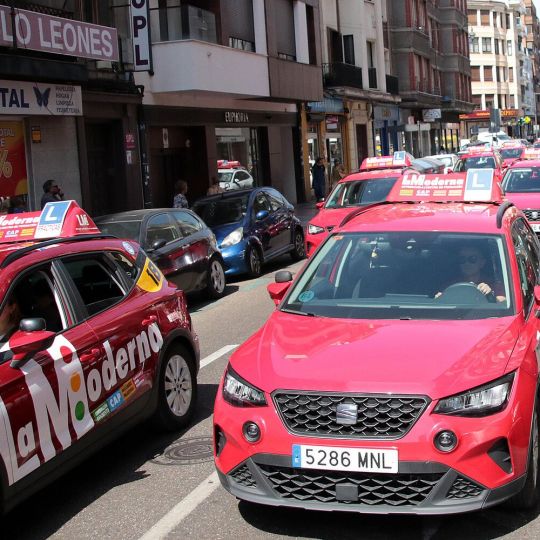 Las autoescuelas de la provincia de León salen a la calle para denunciar la falta de examinadores de tráfico | Peio García / ICAL Las autoescuelas de la provincia de León salen a la calle para denunciar la falta de examinadores de tráfico | Peio García / ICAL