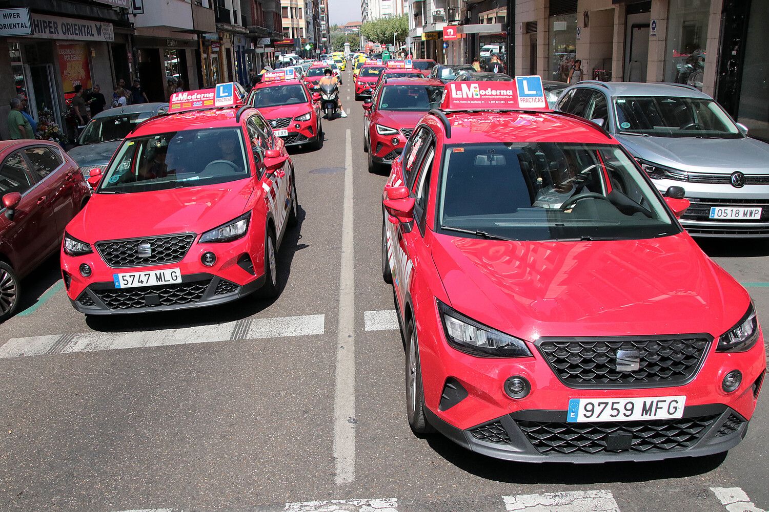 Las autoescuelas de la provincia de León salen a la calle para denunciar la falta de examinadores de tráfico | Peio García / ICAL Las autoescuelas de la provincia de León salen a la calle para denunciar la falta de examinadores de tráfico | Peio García / ICAL