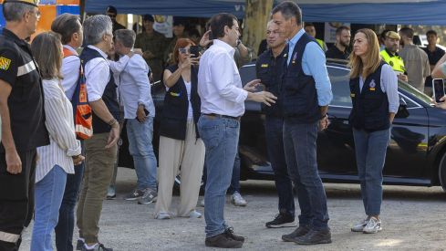 Rmestudios / ICAL. El presidente del Gobierno, Pedro Sánchez, visita el Puesto de Mando Avanzado de Navaluenga. También participan el presidente de la Junta de Castilla y León, Alfonso Fernández Mañueco Rmestudios / ICAL. El presidente del Gobierno, Pedro Sánchez, visita el Puesto de Mando Avanzado de Navaluenga. También participan el presidente de la Junta de Castilla y León, Alfonso Fernández Mañueco