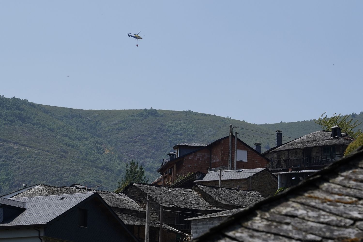 Diferentes medios aéreos participan en la extinción del incendio declarado en Moreda (Vega de Espinareda) (2) | Foto: César Sánchez, ICAL Diferentes medios aéreos participan en la extinción del incendio declarado en Moreda (Vega de Espinareda) (2) | Foto: César Sánchez, ICAL
