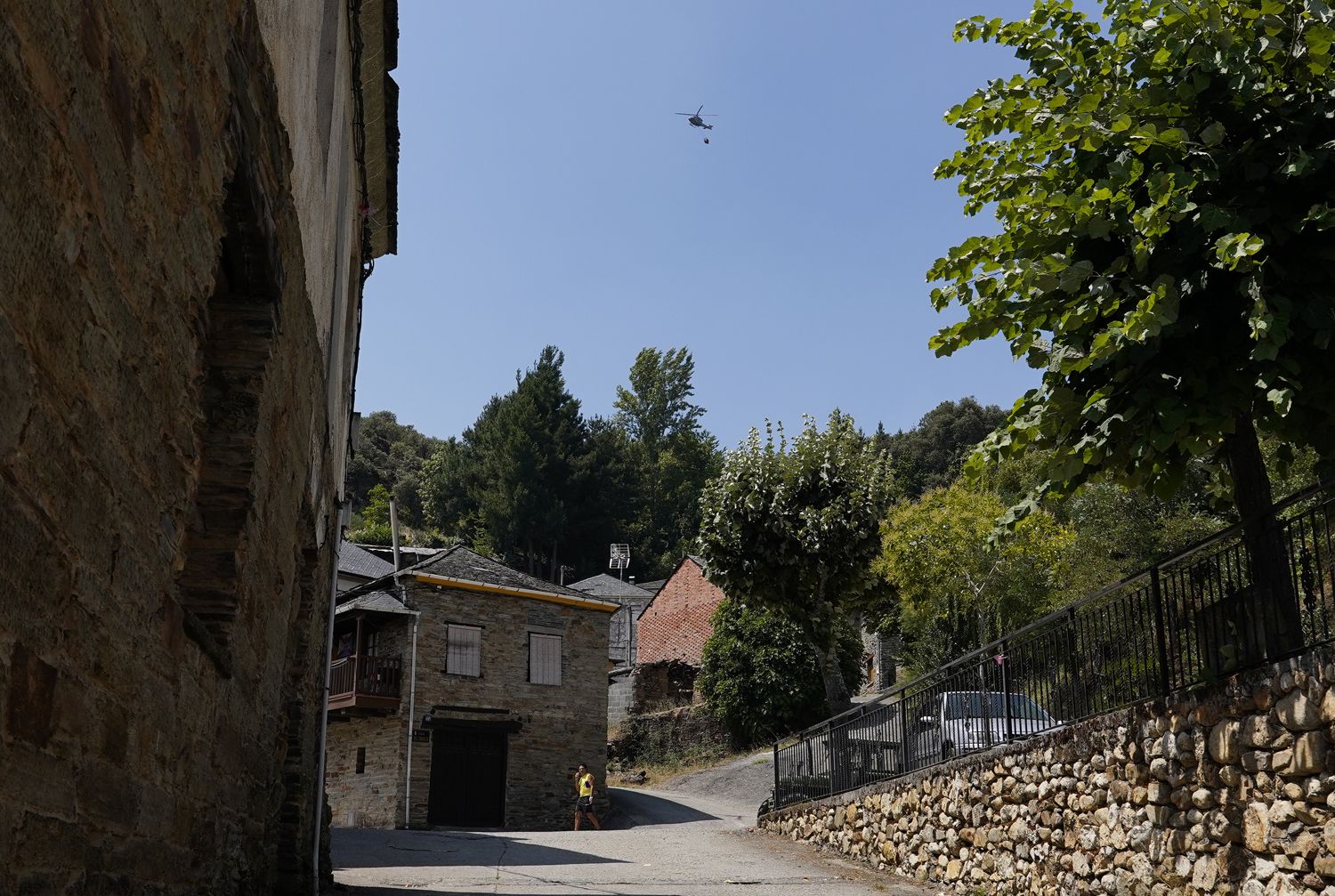 Diferentes medios aéreos participan en la extinción del incendio declarado en Moreda (Vega de Espinareda) (3) | Foto: César Sánchez, ICAL Diferentes medios aéreos participan en la extinción del incendio declarado en Moreda (Vega de Espinareda) (3) | Foto: César Sánchez, ICAL