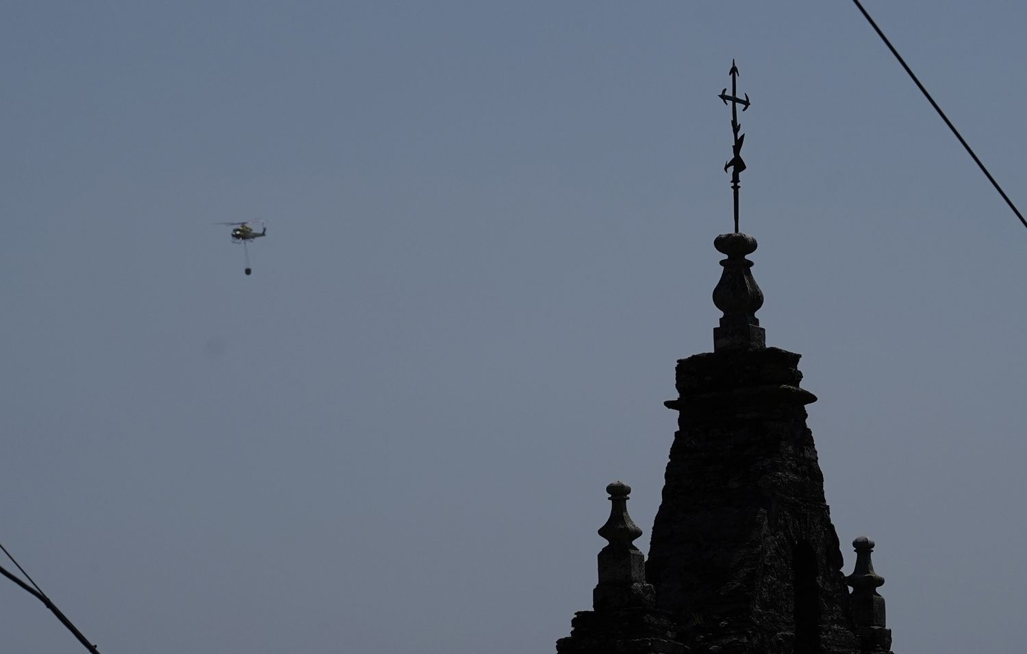 Diferentes medios aéreos participan en la extinción del incendio declarado en Moreda (Vega de Espinareda) (4) | Foto: César Sánchez, ICAL Diferentes medios aéreos participan en la extinción del incendio declarado en Moreda (Vega de Espinareda) (4) | Foto: César Sánchez, ICAL
