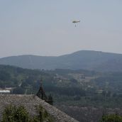 Diferentes medios aéreos participan en la extinción del incendio declarado en Moreda (Vega de Espinareda) | Foto: César Sánchez, ICAL