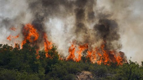 Incendio en la localidad de Veguellina, perteneciente al municipio de Villafranca del Bierzo| Foto: César Sánchez, ICAL