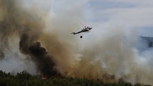 Incendio en la localidad de Veguellina, perteneciente al municipio de Villafranca del Bierzo | Foto: César Sánchez, ICAL