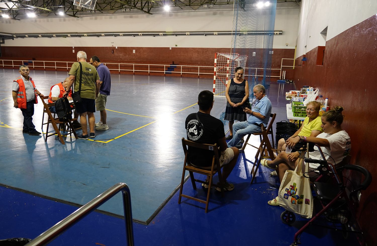 El pabellón municipal de Cacabelos, preparado para recibir a los vecinos de los pueblos afectados por el incendio de Veguellina (Villafranca del Bierzo) | Foto: César Sánchez, ICAL El pabellón municipal de Cacabelos, preparado para recibir a los vecinos de los pueblos afectados por el incendio de Veguellina (Villafranca del Bierzo) | Foto: César Sánchez, ICAL