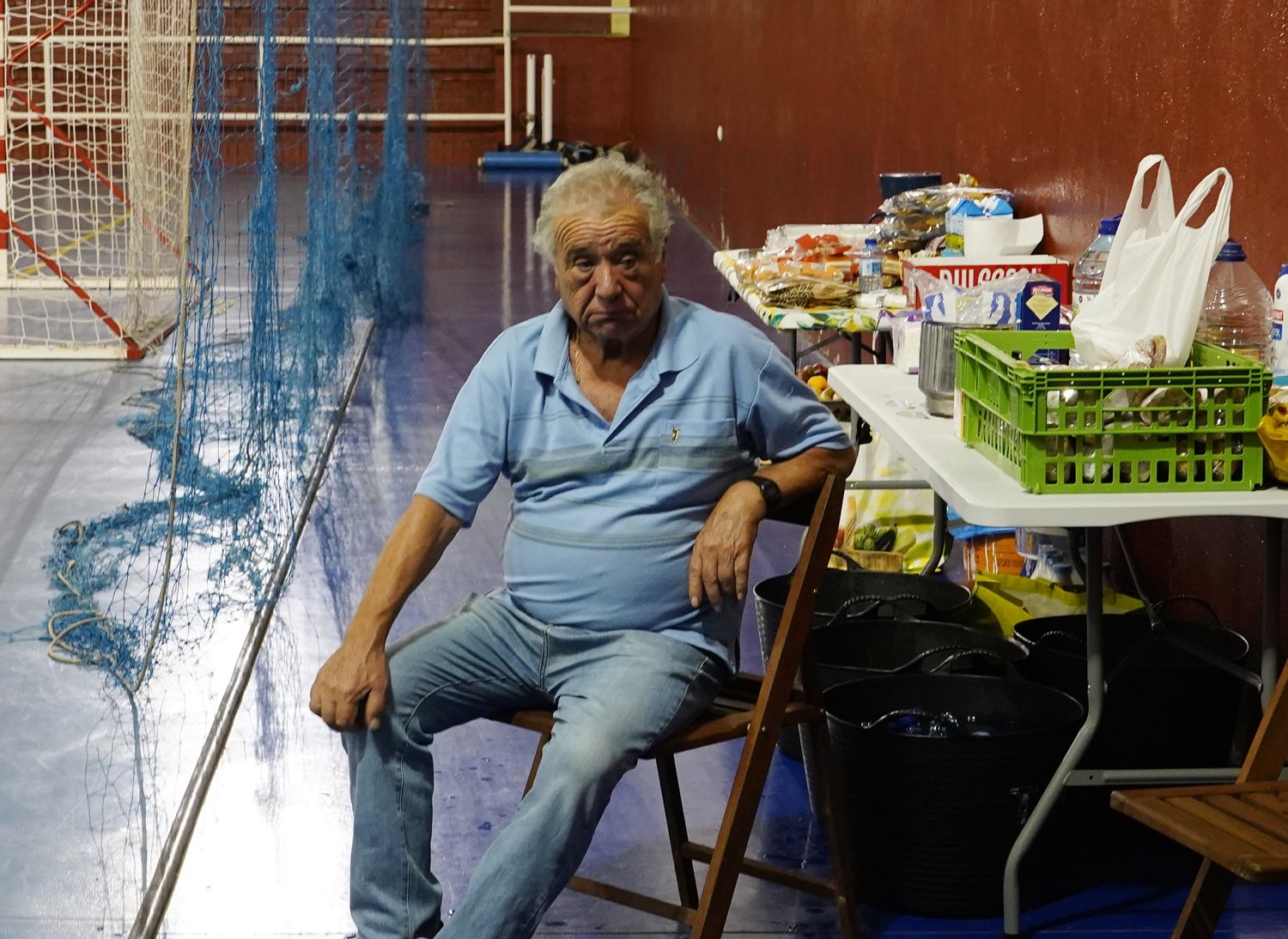 El pabellón municipal de Cacabelos, preparado para recibir a los vecinos de los pueblos afectados por el incendio de Veguellina (Villafranca del Bierzo) (4) | Foto: César Sánchez, ICAL El pabellón municipal de Cacabelos, preparado para recibir a los vecinos de los pueblos afectados por el incendio de Veguellina (Villafranca del Bierzo) (4) | Foto: César Sánchez, ICAL
