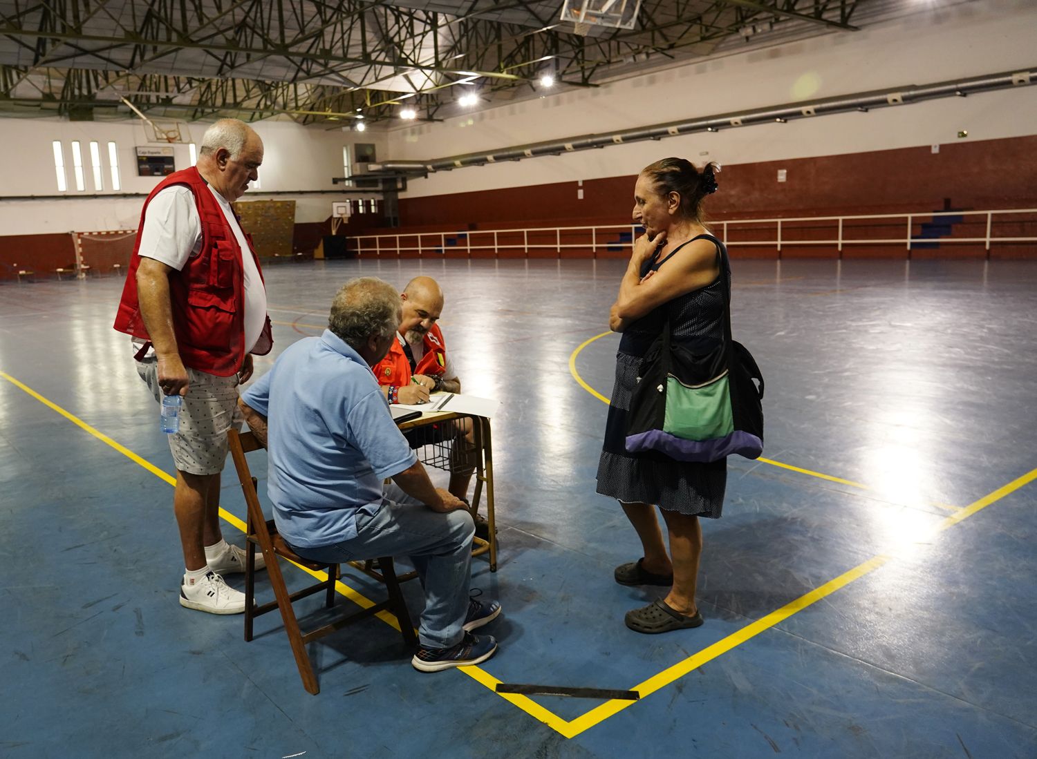 El pabellón municipal de Cacabelos, preparado para recibir a los vecinos de los pueblos afectados por el incendio de Veguellina (Villafranca del Bierzo) | Foto: César Sánchez, ICAL El pabellón municipal de Cacabelos, preparado para recibir a los vecinos de los pueblos afectados por el incendio de Veguellina (Villafranca del Bierzo) | Foto: César Sánchez, ICAL