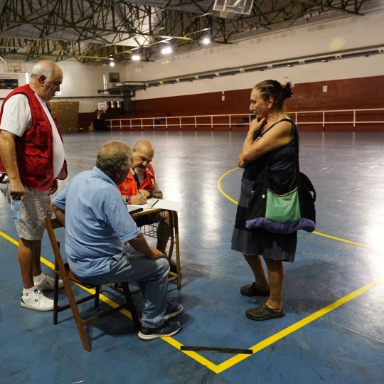 El pabellón municipal de Cacabelos, preparado para recibir a los vecinos de los pueblos afectados por el incendio de Veguellina (Villafranca del Bierzo) | Foto: César Sánchez, ICAL El pabellón municipal de Cacabelos, preparado para recibir a los vecinos de los pueblos afectados por el incendio de Veguellina (Villafranca del Bierzo) | Foto: César Sánchez, ICAL