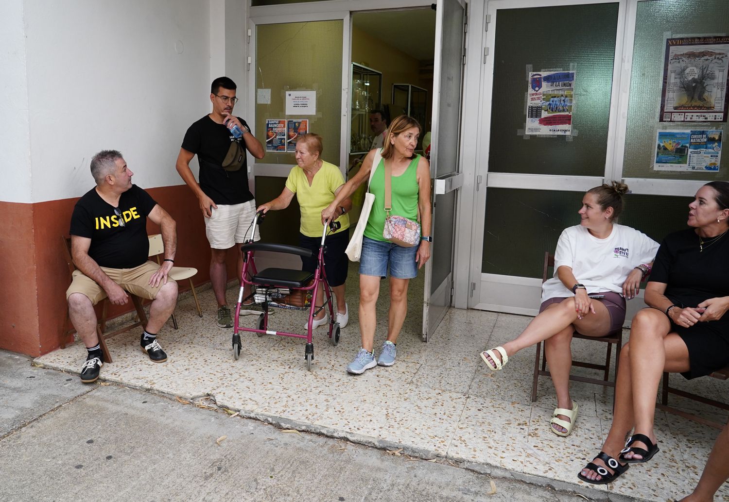 El pabellón municipal de Cacabelos, preparado para recibir a los vecinos de los pueblos afectados por el incendio de Veguellina (Villafranca del Bierzo) (11) | Foto: César Sánchez, ICAL El pabellón municipal de Cacabelos, preparado para recibir a los vecinos de los pueblos afectados por el incendio de Veguellina (Villafranca del Bierzo) (11) | Foto: César Sánchez, ICAL