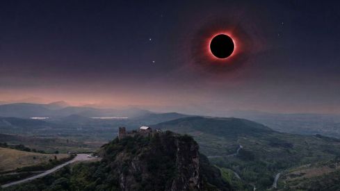 Montaje simulando el eclipse solar total del 12 de agosto en El Bierzo | Foto: Dani Merino, InfoBierzo Montaje simulando el eclipse solar total del 12 de agosto en El Bierzo | Foto: Dani Merino, InfoBierzo