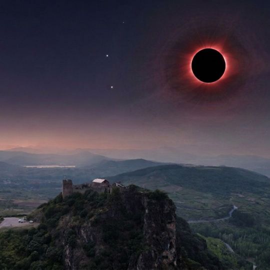 Montaje simulando el eclipse solar total del 12 de agosto en El Bierzo | Foto: Dani Merino, InfoBierzo Montaje simulando el eclipse solar total del 12 de agosto en El Bierzo | Foto: Dani Merino, InfoBierzo