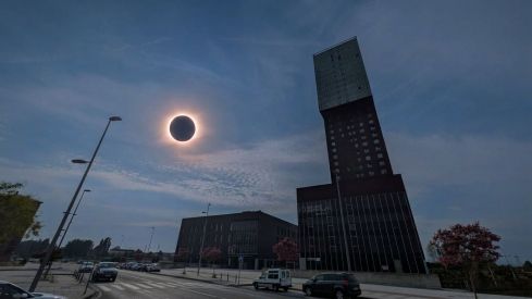 Montaje simulando el eclipse solar total del 12 de agosto en El Bierzo | Foto: Dani Merino, InfoBierzo