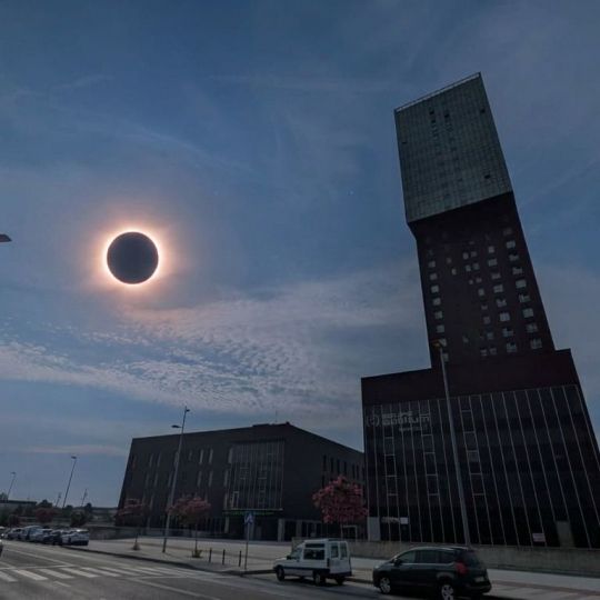 Montaje simulando el eclipse solar total del 12 de agosto en El Bierzo | Foto: Dani Merino, InfoBierzo