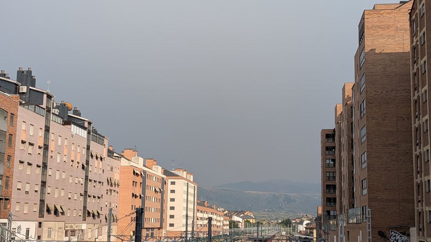 Humo en Ponferrada por los incendios forestales del Bierzo 2 | Foto: Dani Merino, InfoBierzo Humo en Ponferrada por los incendios forestales del Bierzo 2 | Foto: Dani Merino, InfoBierzo