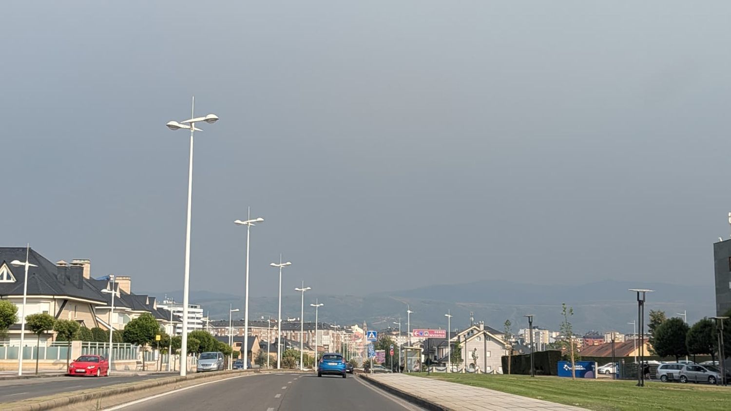 Humo en Ponferrada en la tarde de este jueves por los incendios forestales del Bierzo | Foto: Dani Merino, InfoBierzo Humo en Ponferrada en la tarde de este jueves por los incendios forestales del Bierzo | Foto: Dani Merino, InfoBierzo