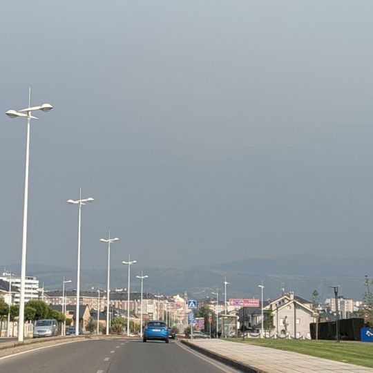 Humo en Ponferrada en la tarde de este jueves por los incendios forestales del Bierzo | Foto: Dani Merino, InfoBierzo