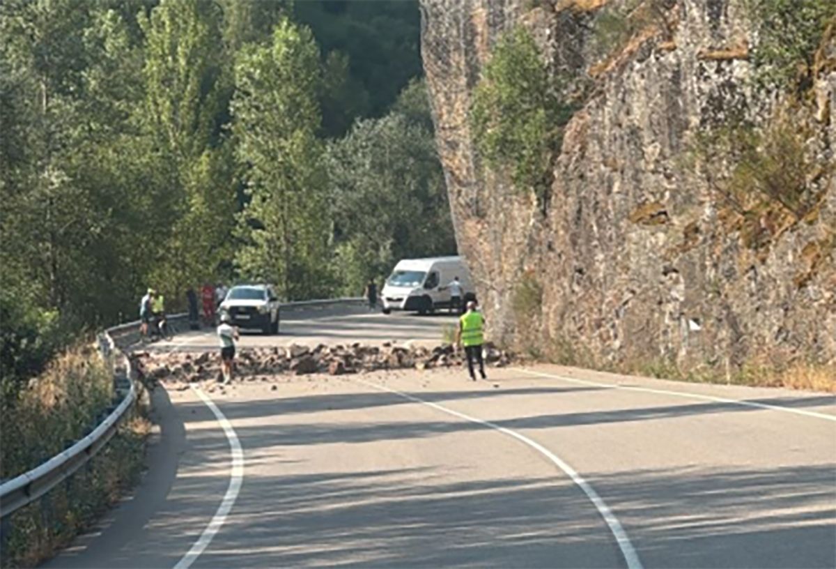 Pequeño desprendimiento en la carretera CL-633 | Foto: Telegram Pequeño desprendimiento en la carretera CL-633 | Foto: Telegram
