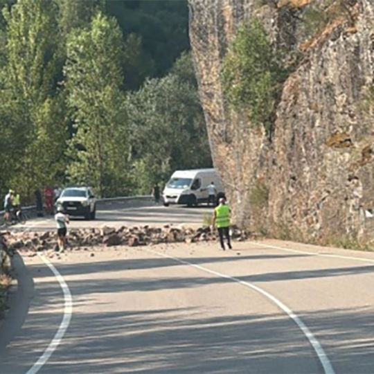 Pequeño desprendimiento en la carretera CL-633 | Foto: Telegram