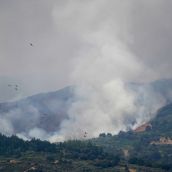 El incendio declarado en Veguellina avanza hacia la localidad de Moreda (Vega de Espinareda) | Foto: César Sánchez, ICAL El incendio declarado en Veguellina avanza hacia la localidad de Moreda (Vega de Espinareda) | Foto: César Sánchez, ICAL
