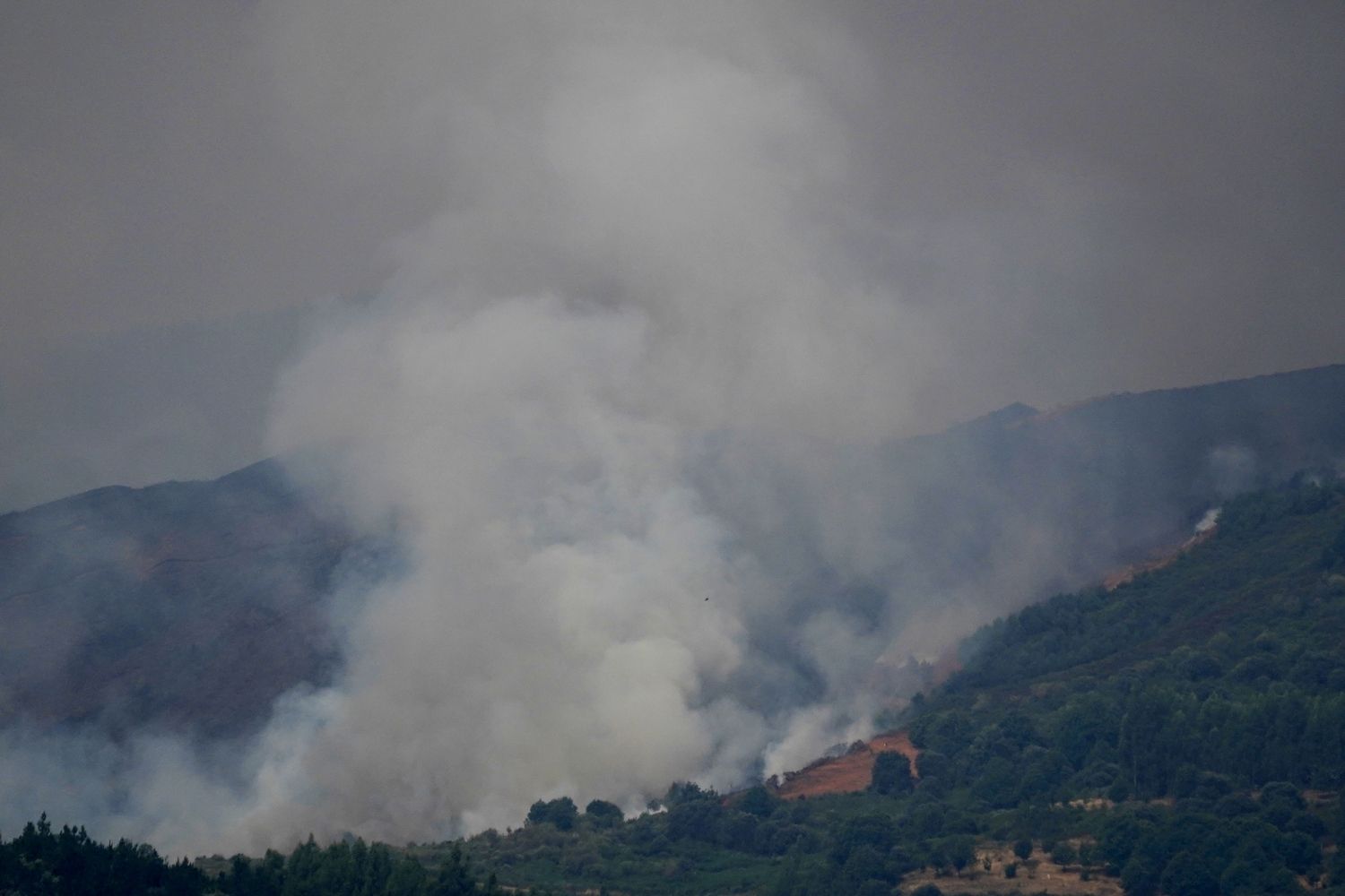El incendio declarado en Veguellina avanza hacia la localidad de Moreda (Vega de Espinareda) (6) | Foto: César Sánchez, ICAL El incendio declarado en Veguellina avanza hacia la localidad de Moreda (Vega de Espinareda) (6) | Foto: César Sánchez, ICAL