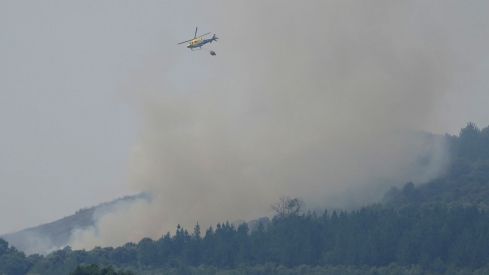 El incendio declarado en Veguellina avanza hacia la localidad de Moreda (Vega de Espinareda) (8) | Foto: César Sánchez, ICAL El incendio declarado en Veguellina avanza hacia la localidad de Moreda (Vega de Espinareda) (8) | Foto: César Sánchez, ICAL